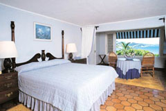 Round Hill Hotel room